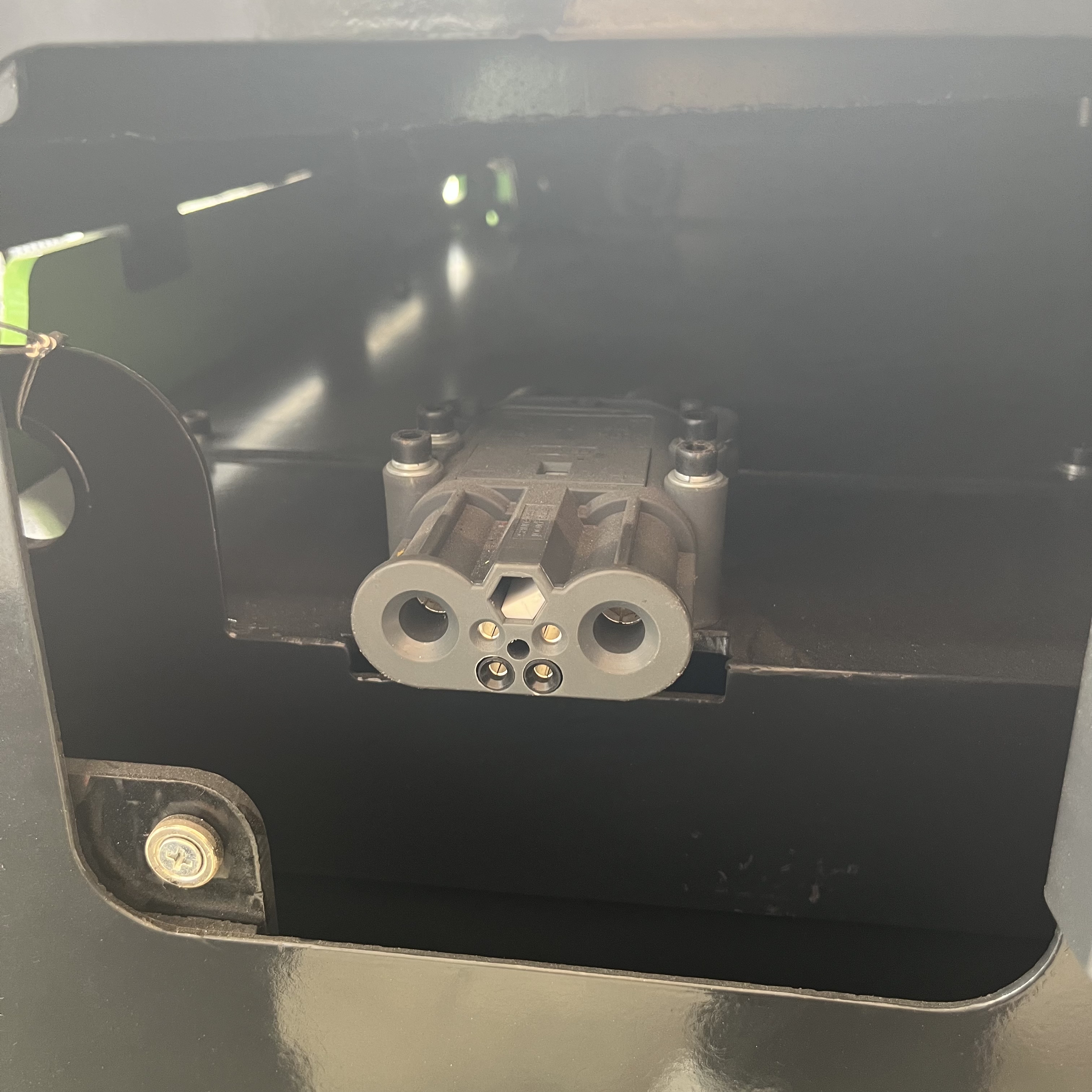 鋰電叉車-充電口