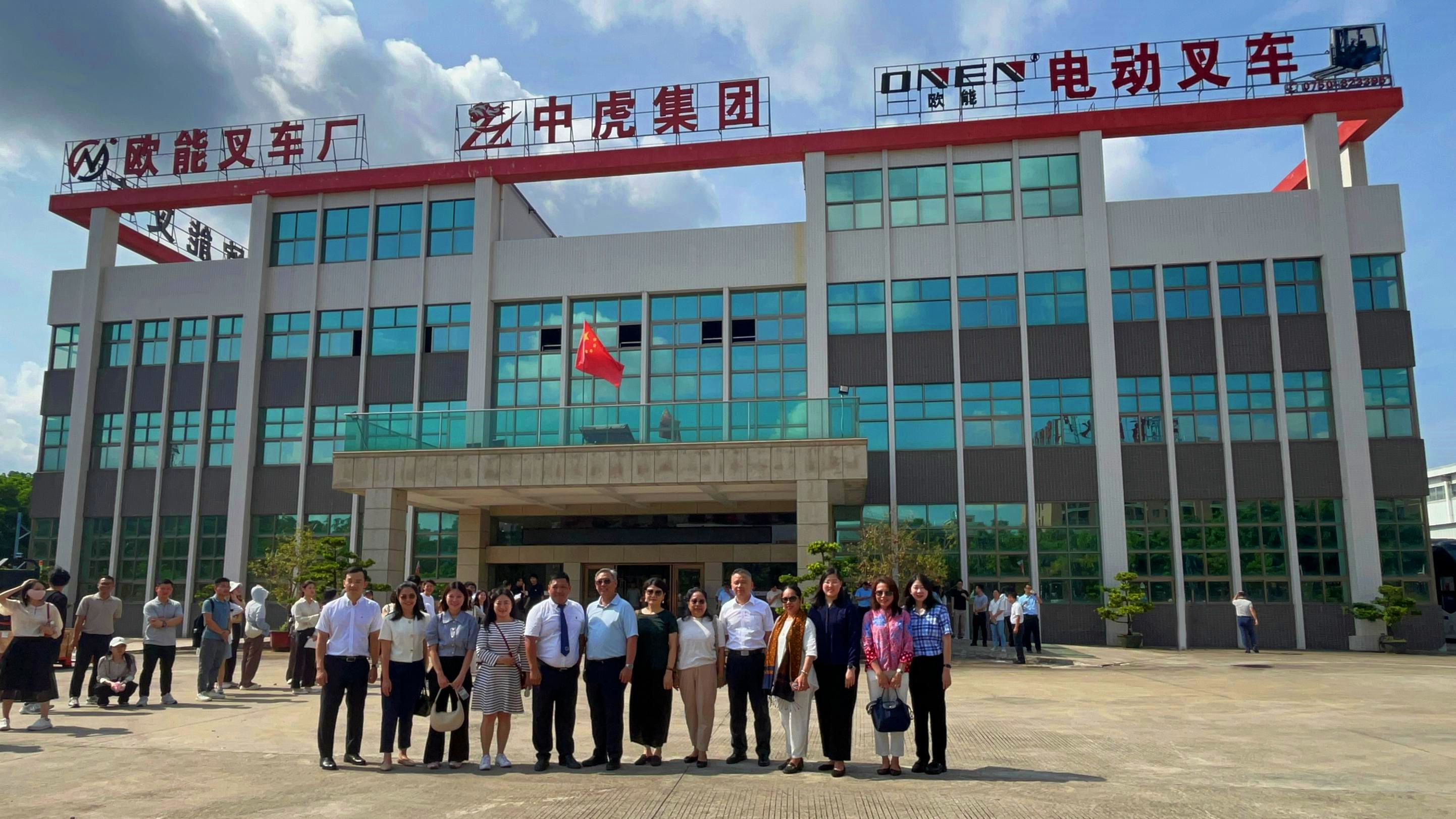 5-董事長(zhǎng)廖其章與東盟使團(tuán)合影