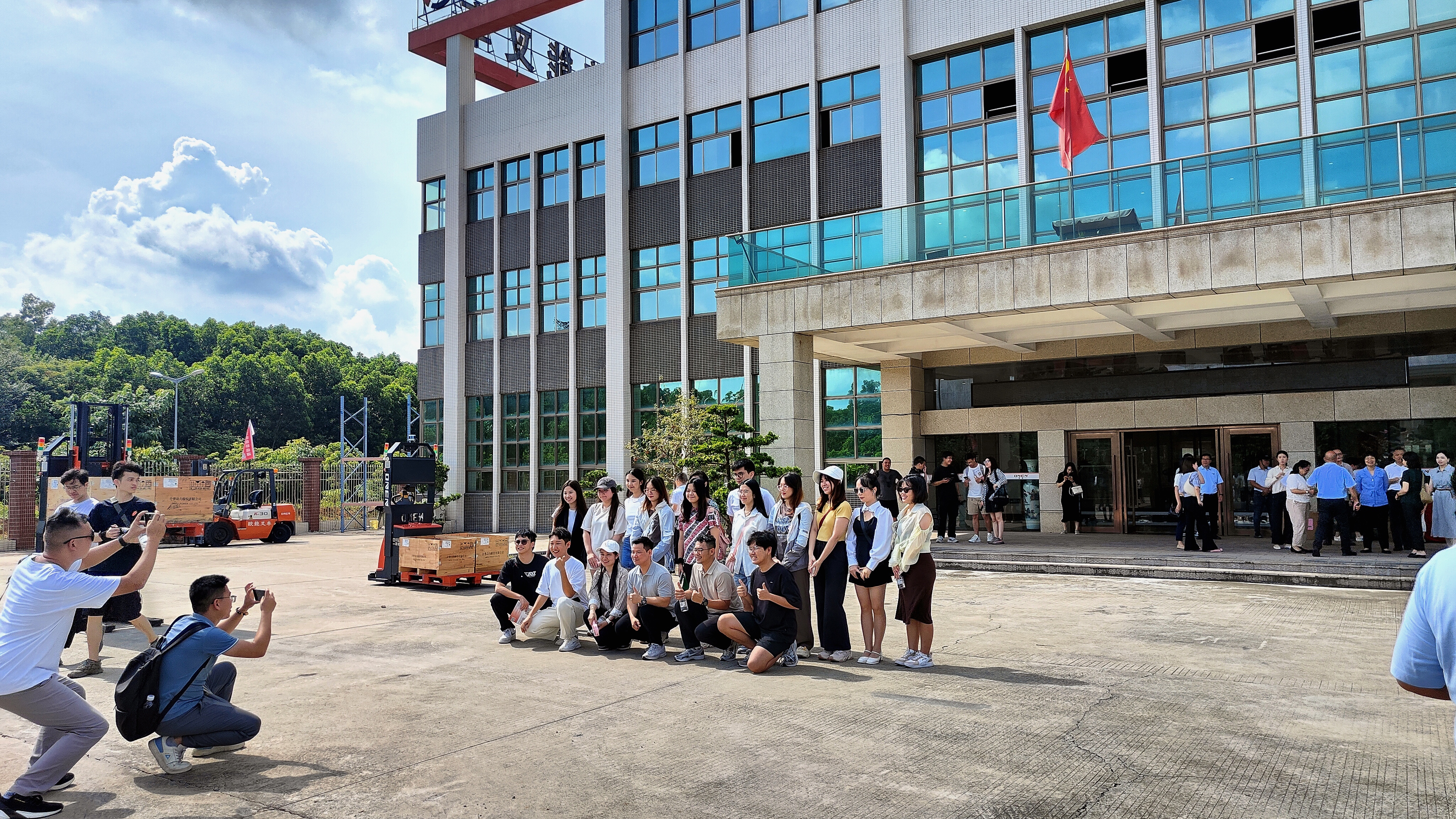 5-留學(xué)生合影留念