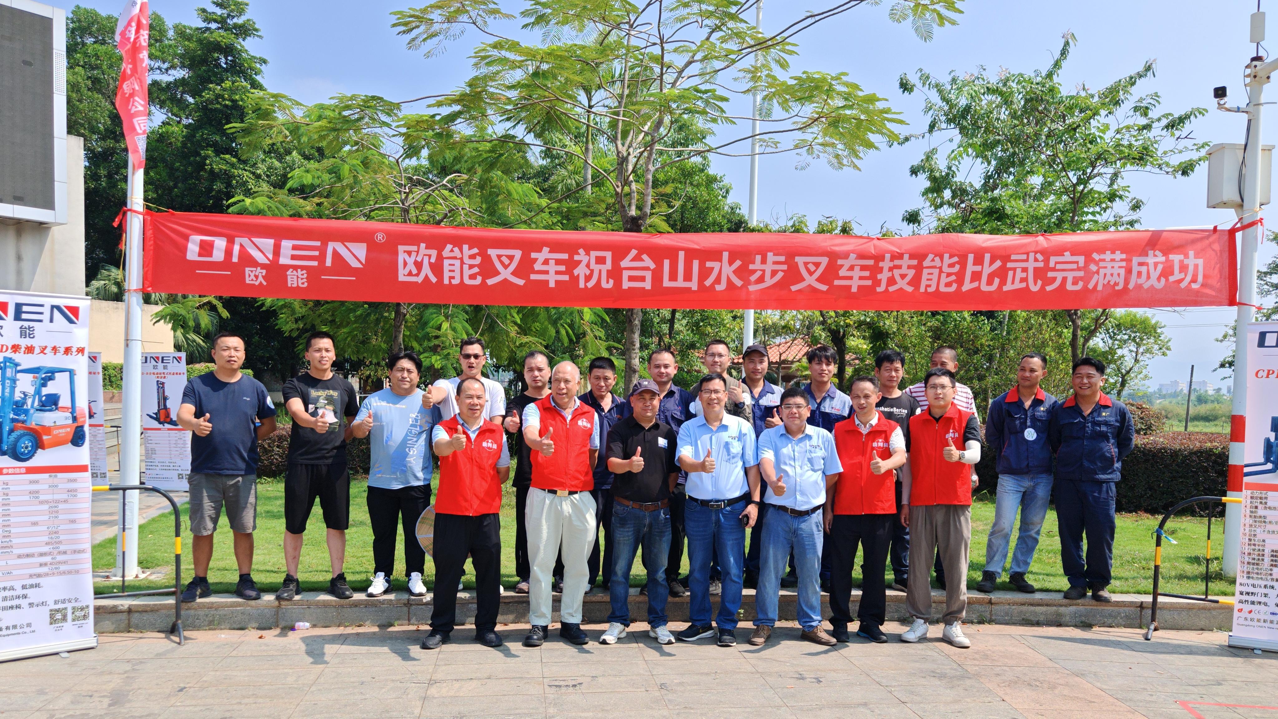 裁判选手大合照